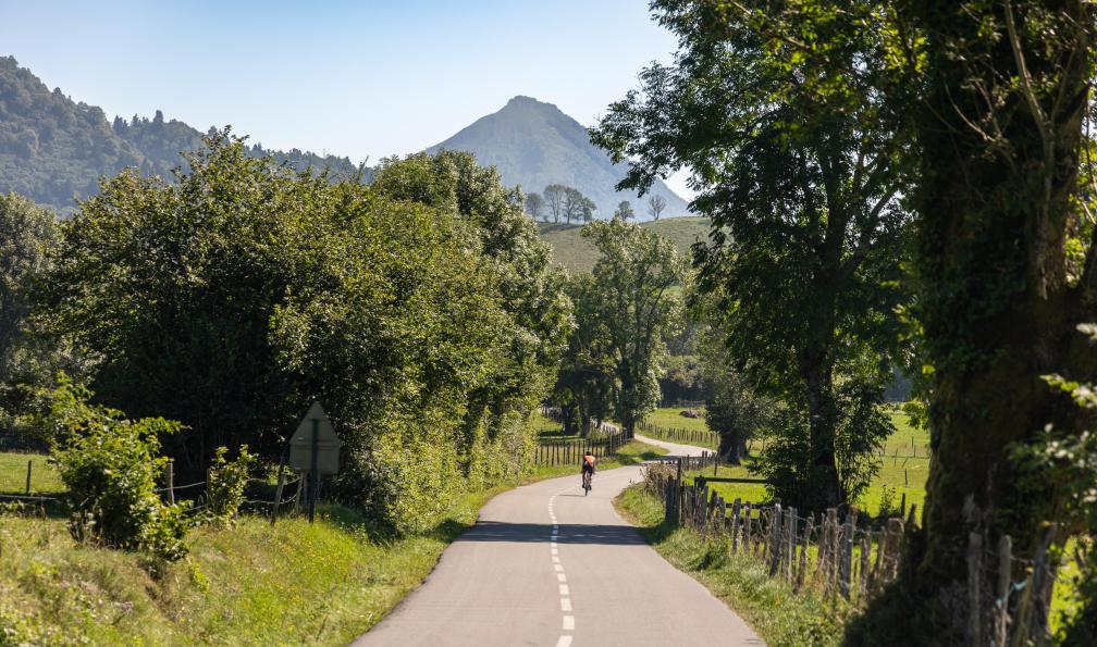 Animes - Sophie - Adobe Stock - Cycliste sur la route dans les Pyrénées en France - La grande traversée des Pyrénées à vélo - 1