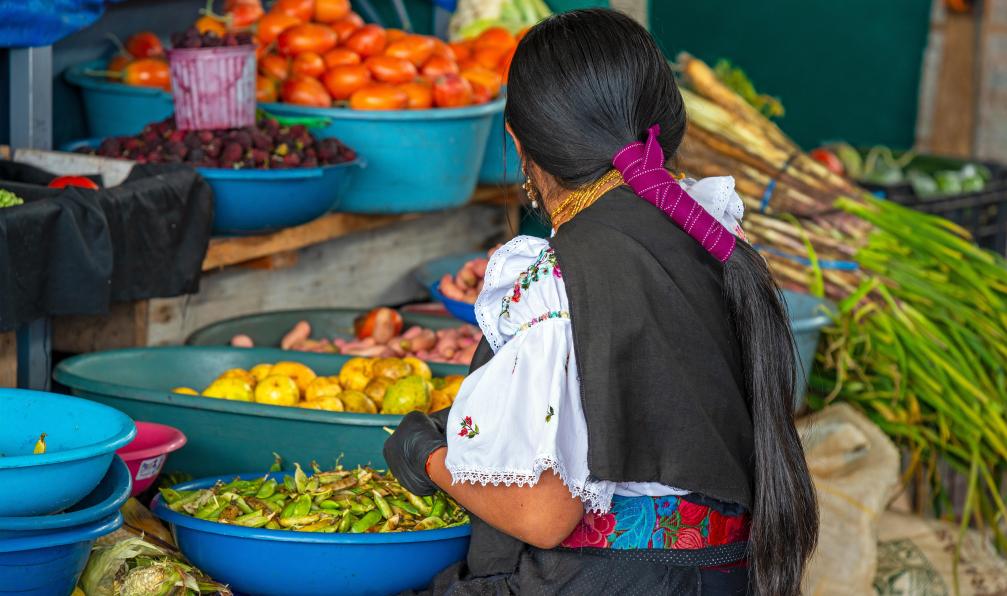 SL-Photography - Adobe stock - Vendeuse de légumes sur un marché en Equateur - Ascension des géants d'Équateur (15 J) - 11
