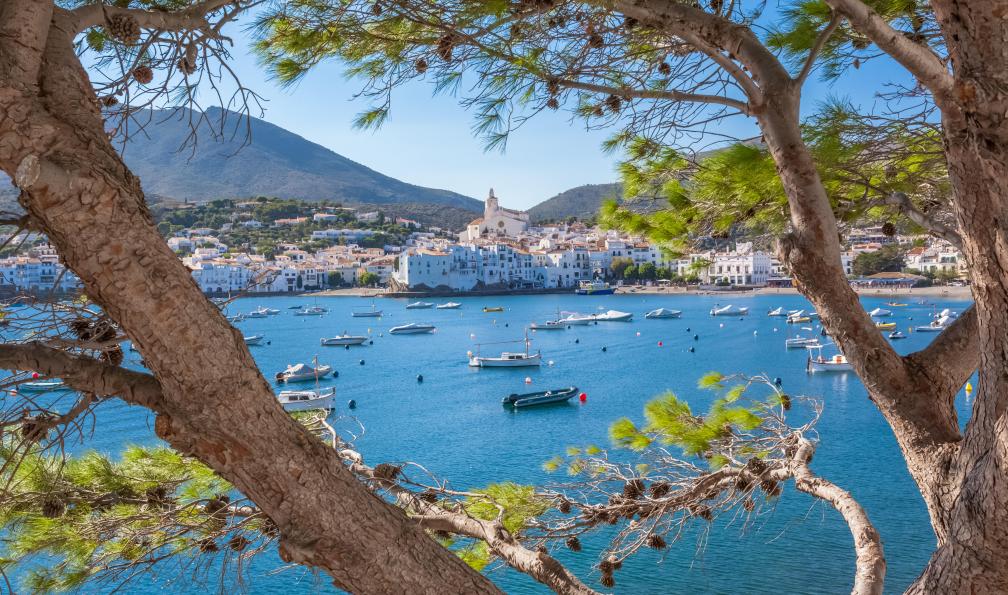 Unclesam - Adobe stock - Vue sur la ville de Cadaqués à travers les pins, Costa Brava, Espagne - Cadaqués, 1001 calas au pays de Dali - 7