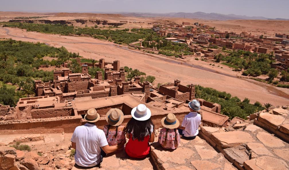Anabel - Adobe stock - Famille regardant un site archéologique, Maroc - Le petit prince - 5