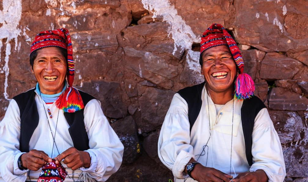 Istock -  Hommes hilares tricotant, Pérou. - Trek dans la vallée Sacrée et lac Titicaca - 10