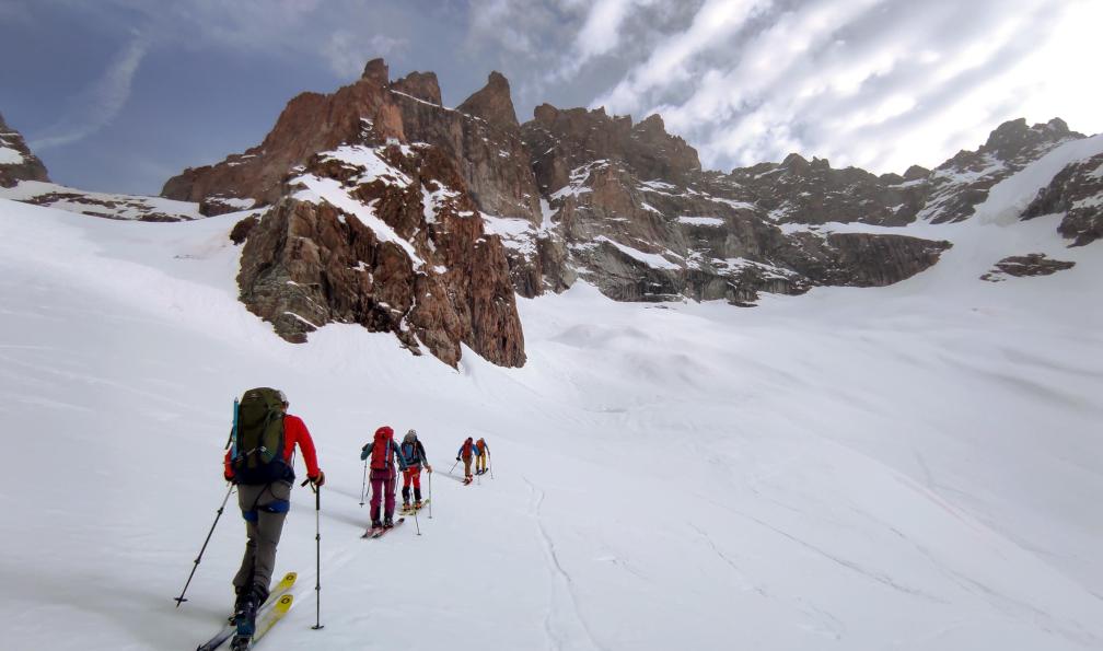 Hauer - Florian - Skieurs passant sous le refuge du Promontoire, Ecrins, Alpes, France - La haute route des Ecrins à ski - 8