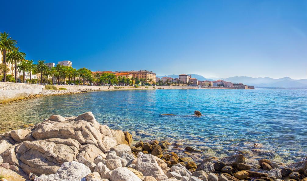 Bocek - Eva - Adobe stock - Plage et ville d'Ajaccio, Corse  - Découverte du GR20 sud - 9