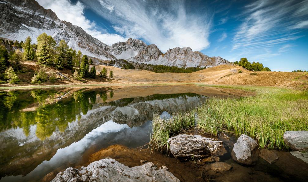 Fraboul  - Pascal 392623543 - Adobe stock - Reflets de la montagne dans le lac Miroir, Ceillac, Queyras, France - Le grand tour du Queyras en 7 jours - 2