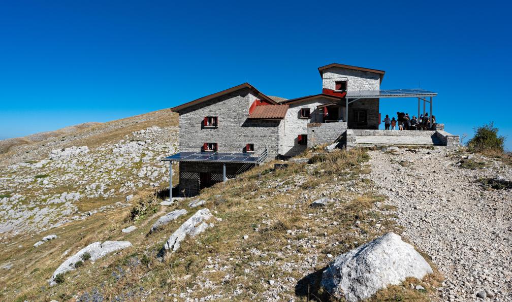 dinosmichail - stock.adobe.com - Randonneurs au refuge d'Astraka sur le mont Tymfi en Épire, en Grèce - Pinde sauvage et villages de Zagori - 4