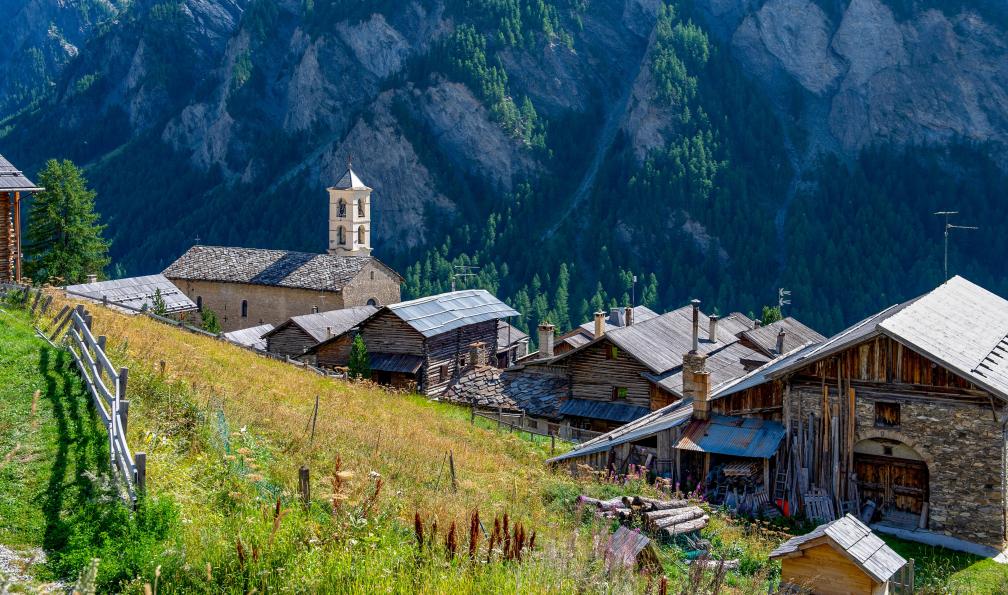 BTWImages - Adobe stock - Village de St Véran, plus haut village d'Europe, Queyras, Alpes, France - La Dolce Queyras - 3