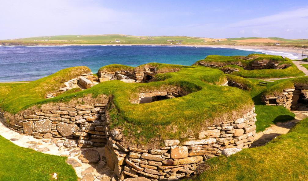 Manel Vinuesa - Adobe stock - Skara Brae est un site du Néolithique, composé de dix structures en pierre, situé près de la baie de Skaill, dans les Orcades, en Écosse, Royaume-Uni - North Coast 500, îles Orcades et Shetland - 7