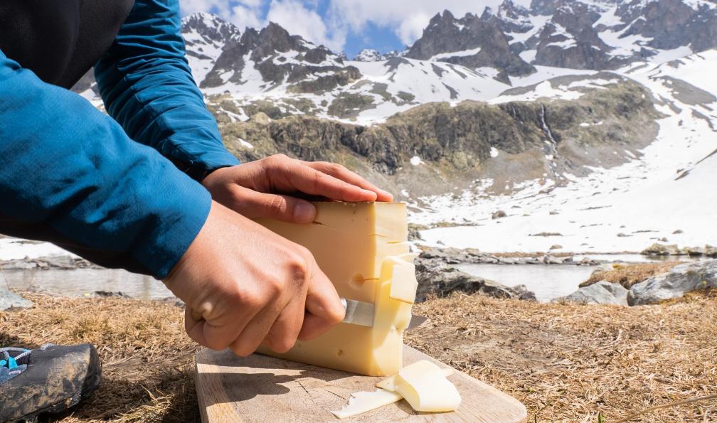 Crétois - Chloé - Femme qui coupe du fromage lors d'un pique-nique dans les Écrins  - Panorama des Ecrins - 12