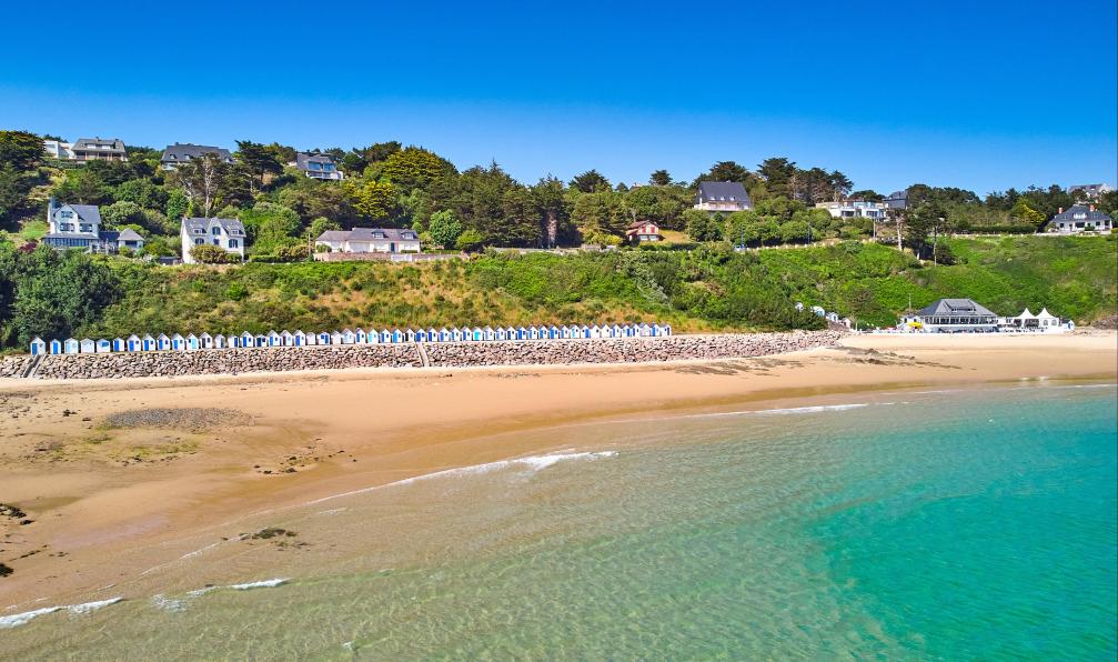 Le Feuvre - Gary P - Adobe Stock - La plage du Carteret et se ses cabines en bois, Normandie, France - Tour du Cotentin : Cap de la Hague - 4