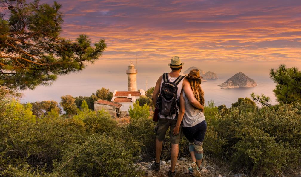Tenedos -  istock -  Jeune couple au phare du cap Gelidonya à Antalya, Turquie - Sentiers des dieux et criques turquoises - 5