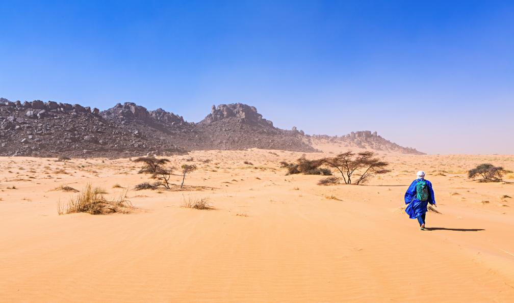 Christophe Levet -  Homme dans le désert, Mauritanie - La grande traversée Adrar-Tagant - 1