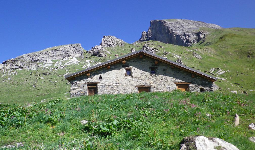 Chalet d'alpage et rocher du Vent, Beaufortain, Alpes France. - Le tour du Beaufortain - 11