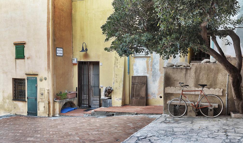 photoiron - Adobe stock - Charmante petite place de la rue de Scorcio di Varigotti, Ligurie, Italie - Tra Mare e Monti en Ligurie - 10
