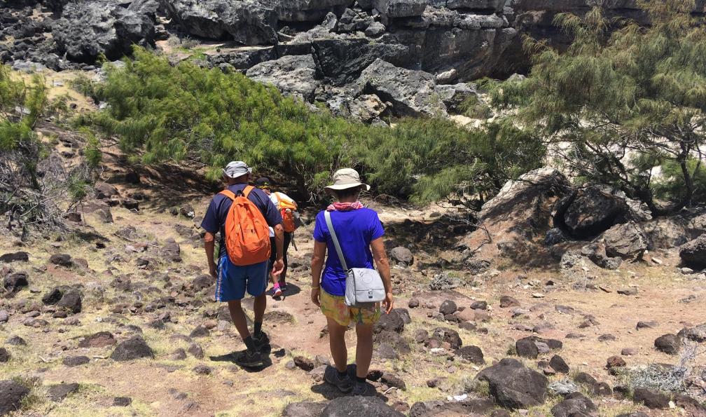 LEO - Randonneurs dans un sentier volcanique à Rodrigues - Rodrigues, paradis Emeraude - 6