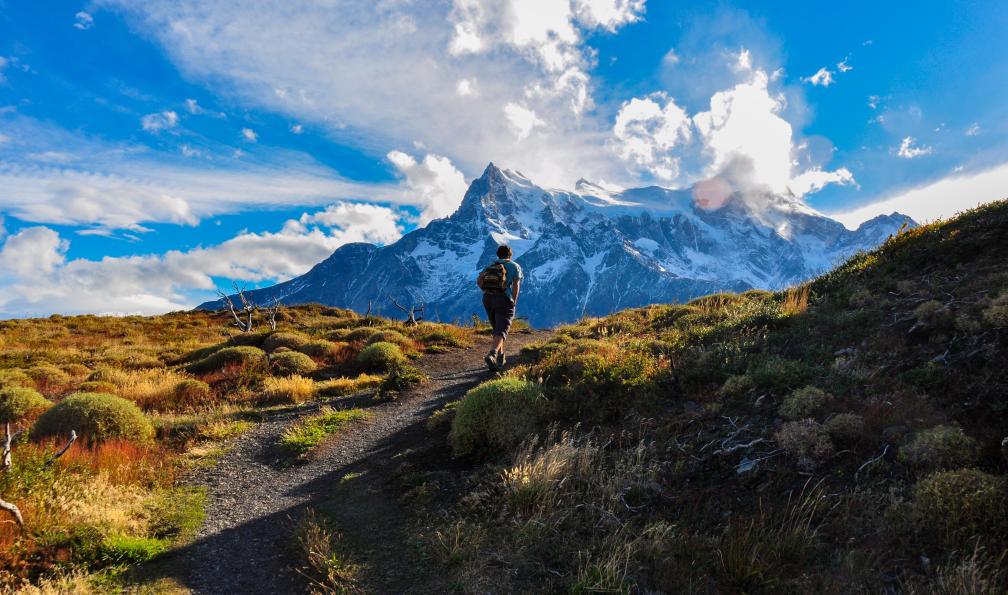 brizardh - Unsplash - Randonneuse dans le park national de Torres del Paine, Chile - Trésors patagons - 1