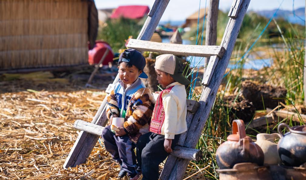 Crétois - Chloé - Deux enfants sur les îles flottantes des Uros, Lac Titicaca, Pérou
 - Le tour de l'Ausangate et montagnes arcs-en-ciel - 9