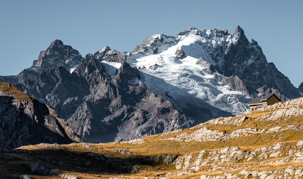 Lafrasse - Mickaël - Le lac du Goléon et son refuge, ce lac offre une vue inoubliable sur les sommets de la Meije, Oisans, alpes, France - Les panoramas de la Meije - 3
