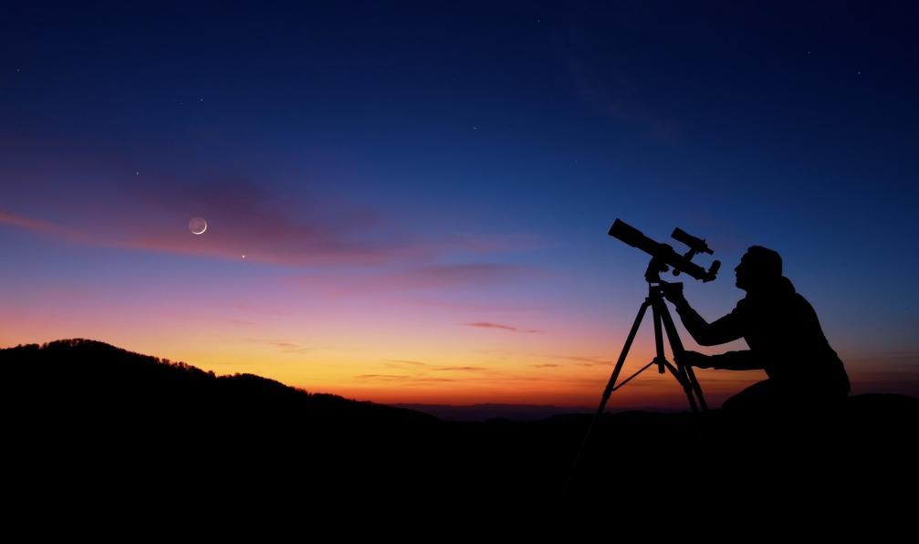 AstroStar - shutterstock - Homme avec un télescope d'astronomie regardant le ciel nocturne, les étoiles, les planètes, la Lune et les étoiles filantes. - Calanques de Cassis et Côte Bleue - 17