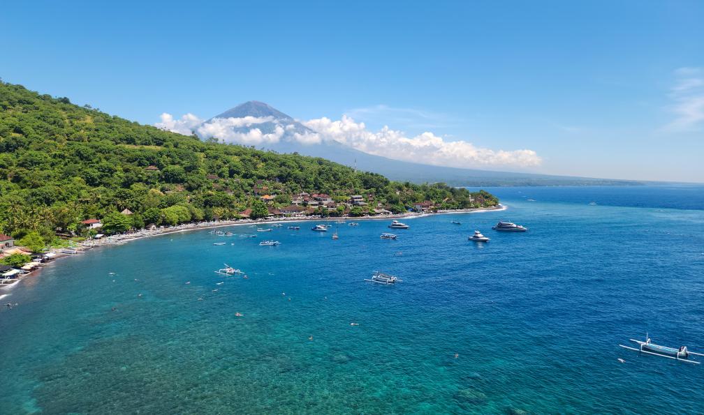 Sviridova - Elena - stock.adobe.com - La baie de Jemeluk avec vue sur le volcan Agung, la côte, la mer et les montagnes. Amed, île de Bali, Indonésie - La transbalinaise - 9