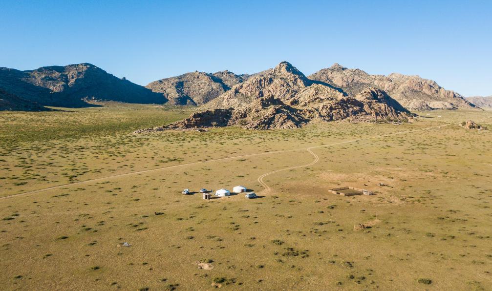 Daniel -  Karfik  -  Shutterstock -  Réserve naturel de Khogno Khan, yourtes dans la vallée;Mongolie - Grand trek du Khangai et désert de Gobi - 8