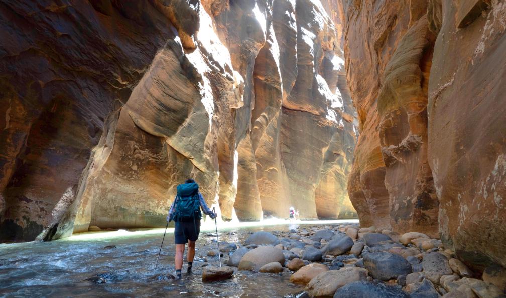 Canyons verdoyants, cité rose et voûte céleste