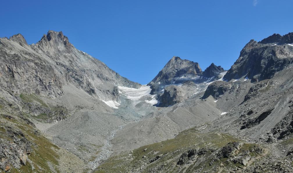 camerawithlegs - stock.adobe.com - La Haute Route avec le refuge de Bertol sur la crête, dans les Alpes suisses - Le meilleur de la "Haute Route" - 5