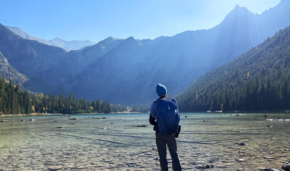 Elise - Randonneur face à Avalanche Lake aux États-Unis. - Esprit pionnier : à la conquête de l'Ouest sauvage - 5