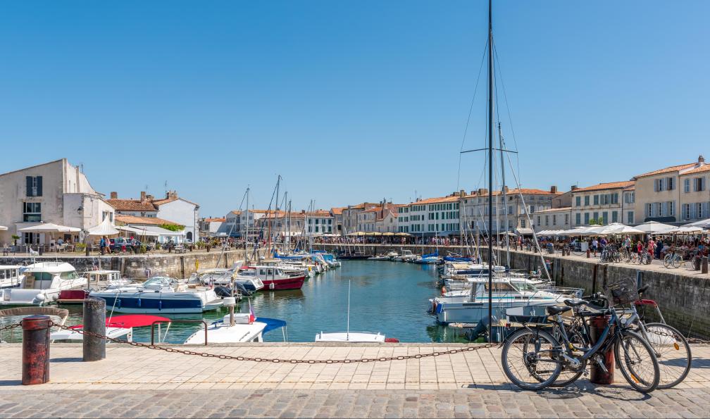 Cowez - Eric - stock.adobe.com - Halte au port de Saint-Martin, France - La Vélo Francette en famille à vélo - 11