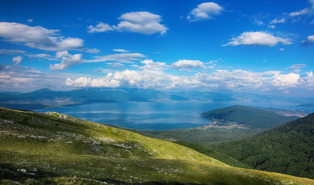 bajla - Adobe stock - Parc national de Galicica en Macédoine près dOhrid, dans les montagnes entre le lac dOhrid et le lac de Prespa, avec vue sur le lac de Prespa - Le trek du High Scardus, légende des Balkans - 4