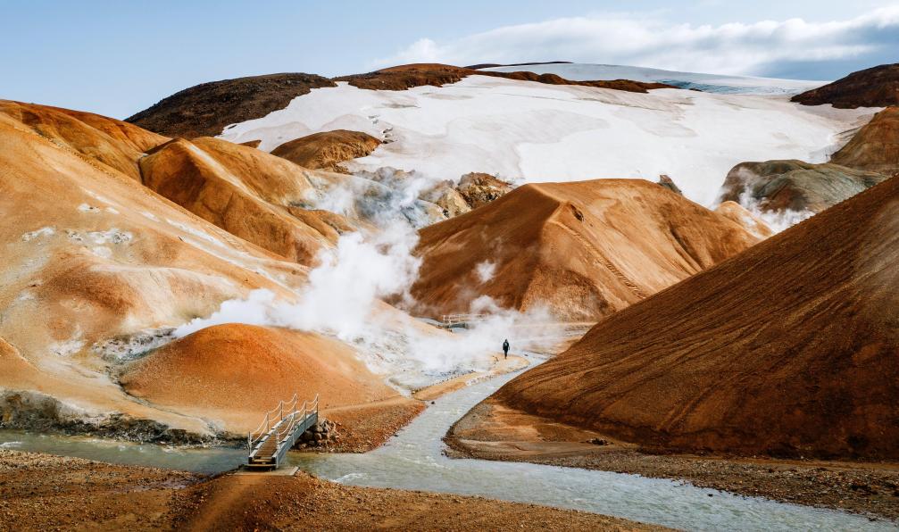 Snelder - Bjorn - Unsplash - Randonneur marchant sur le sentier fumant dans la chaîne de montagnes Kerlingarfjoll, Islande - L'intégrale des Hautes Terres Islandaises - 2