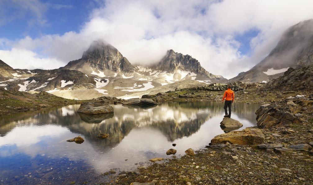 Barone -  Marco -  Shutterstock -  Un randonneur regarde le Mont Thabor et le Pic du Thabor, Savoie;France - Micro aventure en Clarée - 3