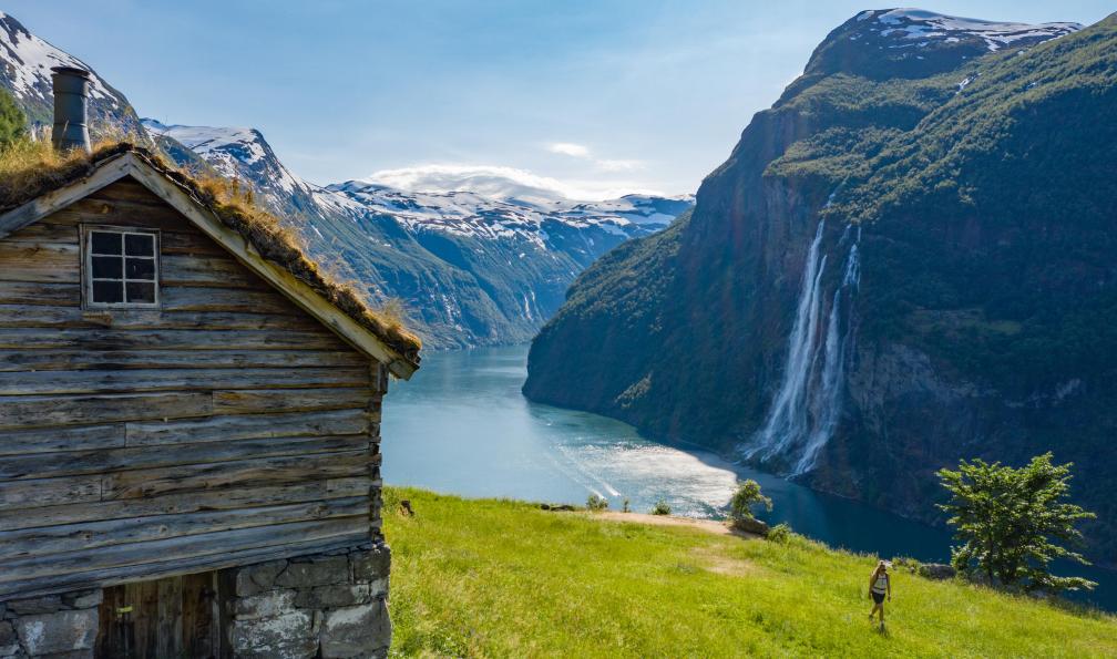 Hjørnevik - Sverre - Norway's Best AS - Cabane en bois avec vue sur le fjord Geiranger et une chute d'eau, Norvege - Randonnées au coeur des fjords - 1