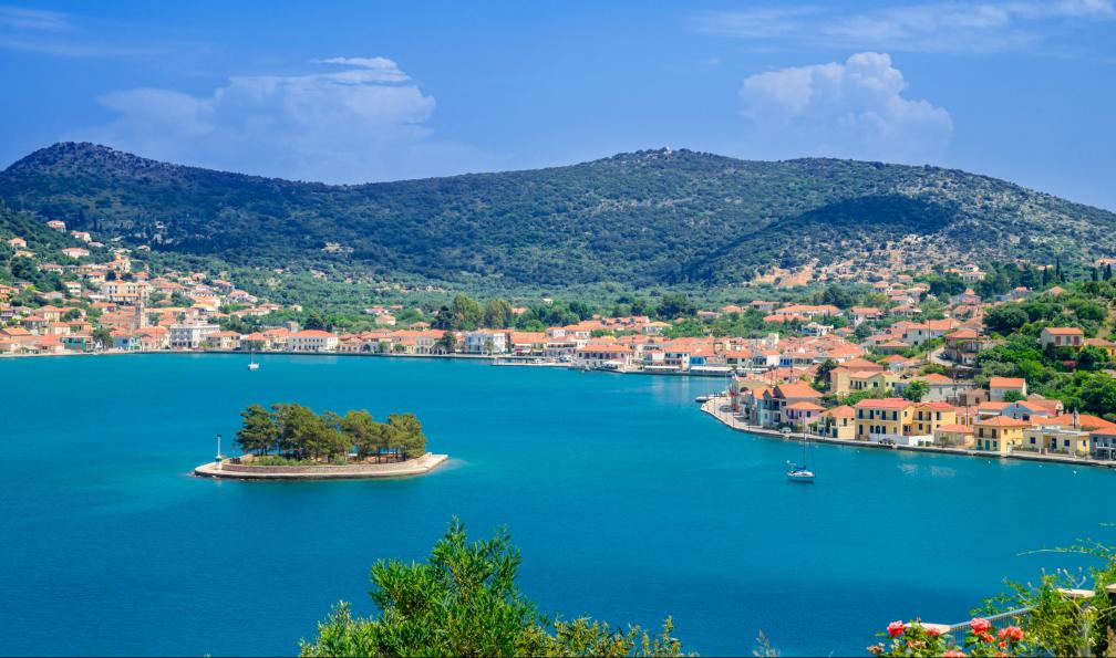 korpithas - Adobestock - Grèce, île dIthaque, vue panoramique sur la mer depuis le port principal. - Voile et rando en mer Ionienne  - 8