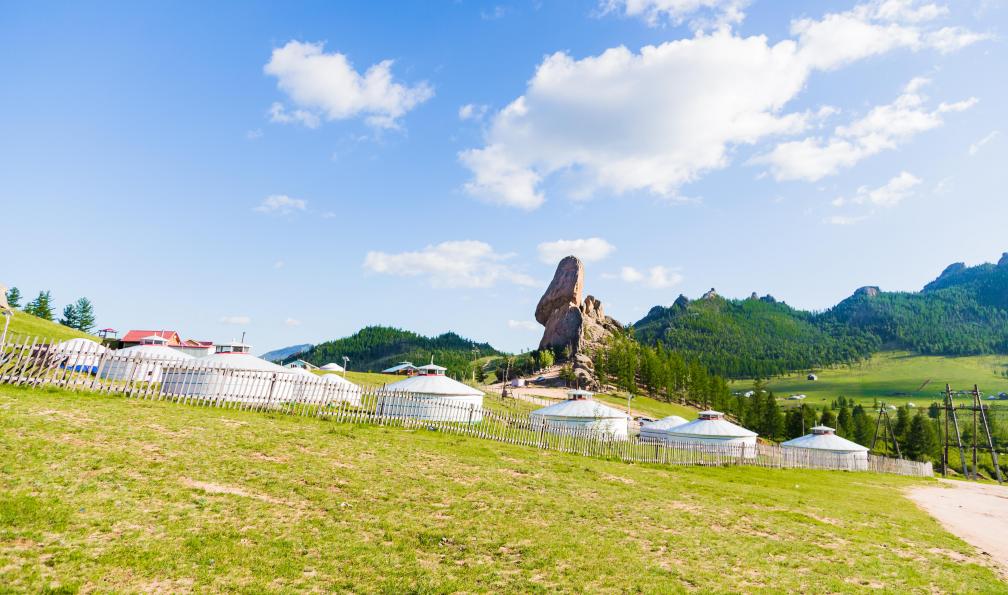 Gfed -  Istock -  Yourtes autour du rocher Tortue à Terelj;Mongolie - Le trek nomade - 2