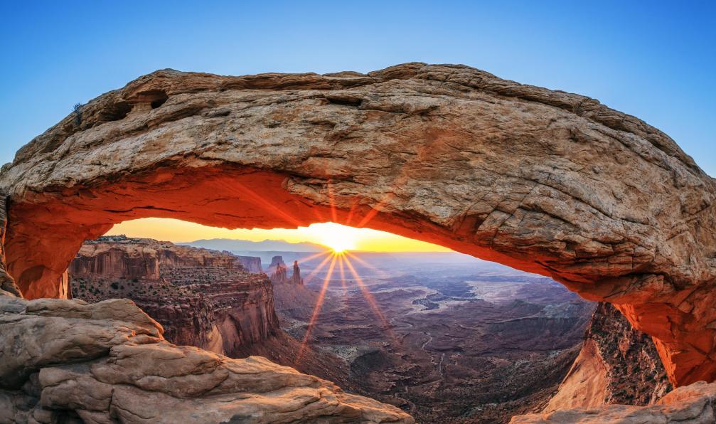 vwalakte -  Istock -  Célèbre lever du soleil à Mesa Arch dans le parc National de Canyonlands, Utah; États-Unis - Mon roadtrip américain - 4