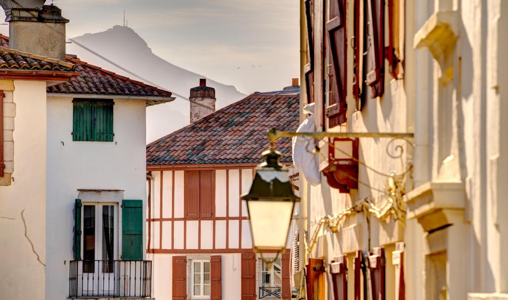 mehdi33300 - Adobe stock - Rue et façades de Saint Jean de Luz Ciboure, France - La grande traversée des Pyrénées à vélo - 7