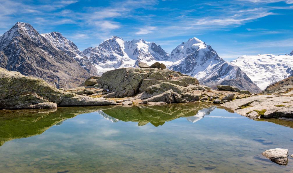 Chris - stock.adobe.com - La Fuorcla Surlej est un col de montagne dans les Alpes suisses (reliant la vallée de la Haute-Engadine à la vallée de Roseg) avec une vue imprenable sur le massif de la Bernina - Saint-Moritz et Bernina, joyaux alpins - 4