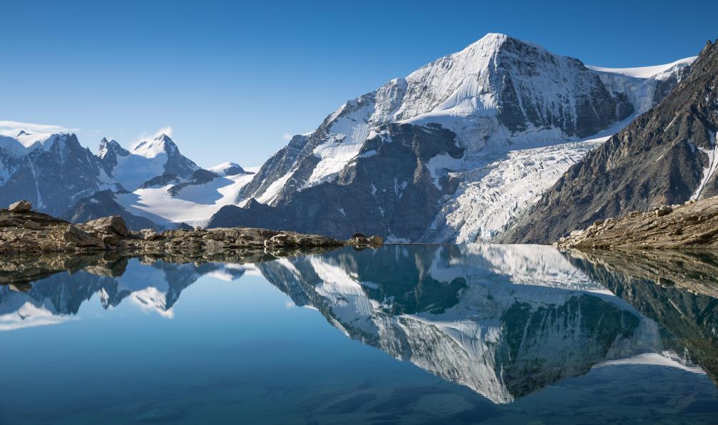 Georges - stock.adobe.com - La Pigne d'Arolla reflétée dans un lac, Alpes, Suisse - Le meilleur de la "Haute Route" - 1