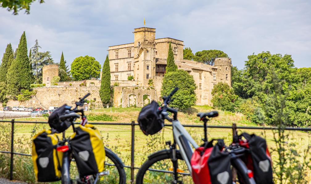 Grez - Nacho - Vélos devant le chateau de Lourmarin, Lubéron, Provence - Les charmes du Luberon à vélo - 9