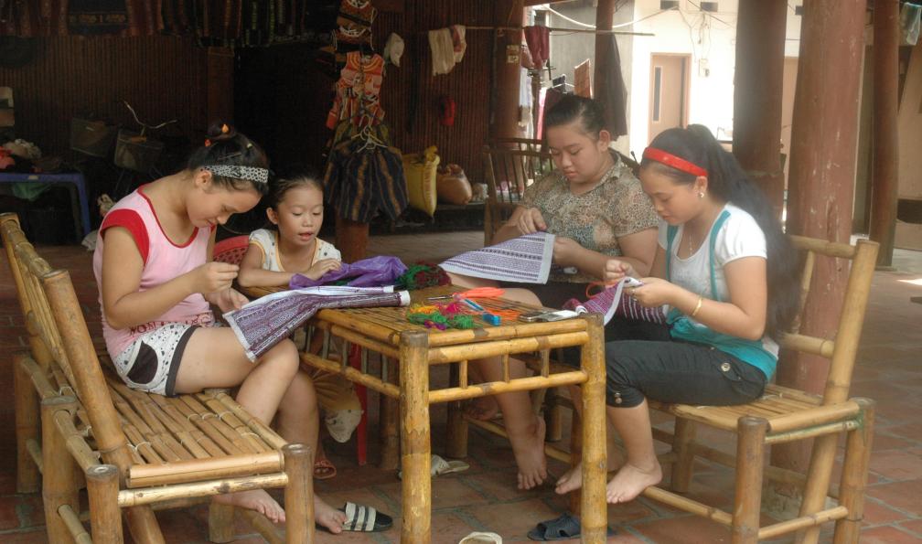 Famille et couture, région de Mai Chau, chez les Thaïs blancs, Viêtnam. - Les petits gourmets au Vietnam - 2