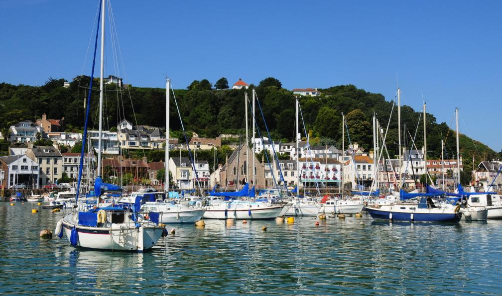 Alan_Lagadu -  istock -  St.Aubin harbour, Jersey - Sentiers côtiers des îles anglo-normandes - 6