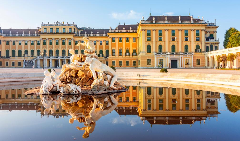 Mistervlad - Adobe Stock - Château et fontaine de Schönbrunn à Vienne, Autriche - Vélo et bateau le long du Danube - 6