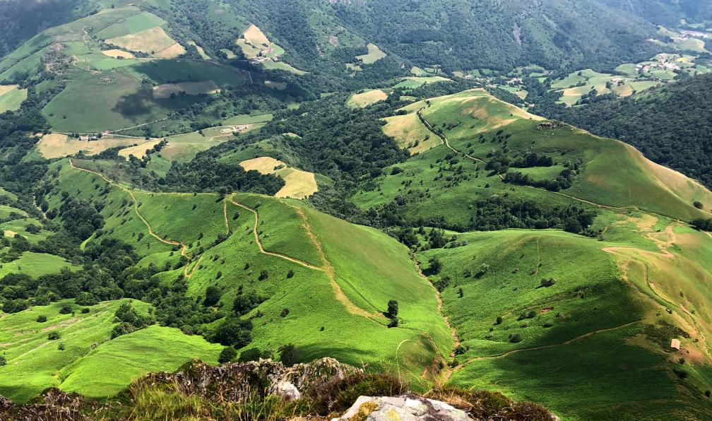 Marc - Adobe Stock - Vue depuis les crêtes d'Iparla, Pays Basque, France - La traversée du Pays basque - 1