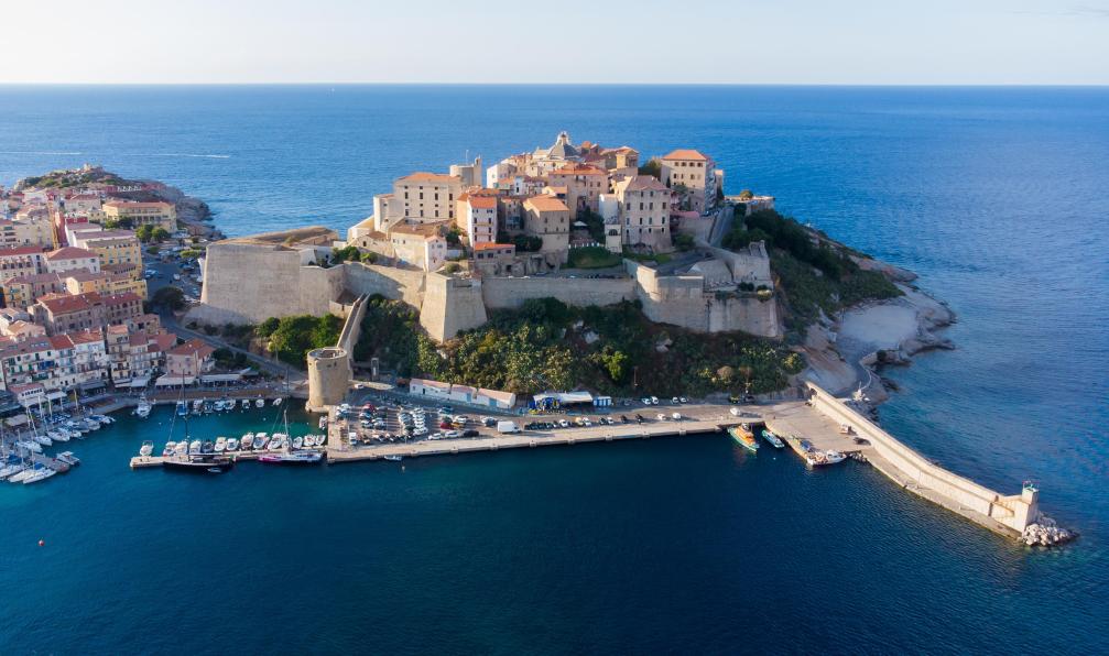 ROSA - Alexandre - Adobe stock - La ville de Calvi et son ancienne forteresse méditerranéenne, Corse - Le GR20 Nord, de Calenzana à Vizzavona - 7