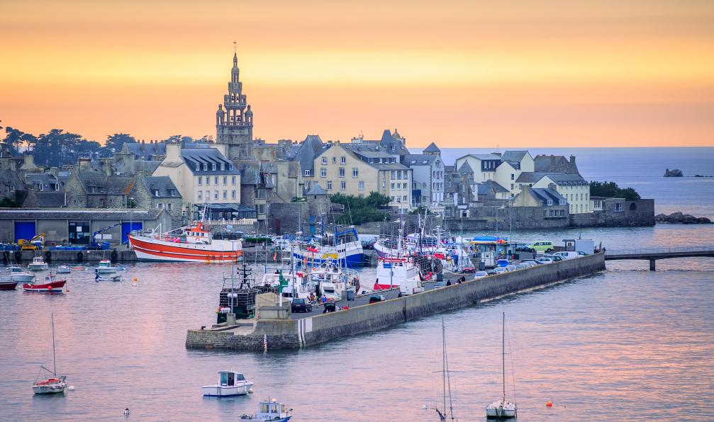 Xantana -  Istock -  Coucher de soleil sur le port de Roscoff, Bretagne; France - Le tour de la Bretagne, à la carte - 5