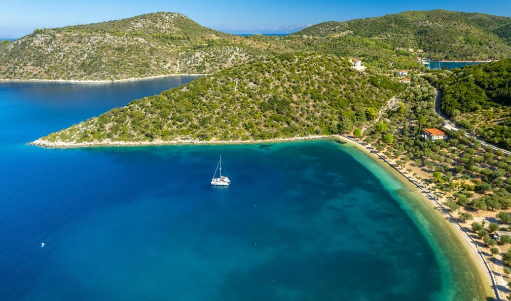 Travel - Mazur - Adobestock - Vue aérienne dun yacht, voilier amarré près de la plage de Dexia sur lîle dIthaque, Grèce. - Voile et rando en mer Ionienne  - 7