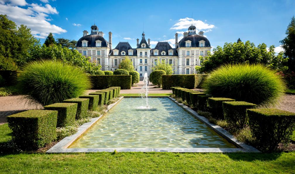 Santi - Massimo - Unsplash - Miroir d'eau et jardin du château de Cheverny, Loire, France - L'essentiel des châteaux de la Loire à vélo - 9