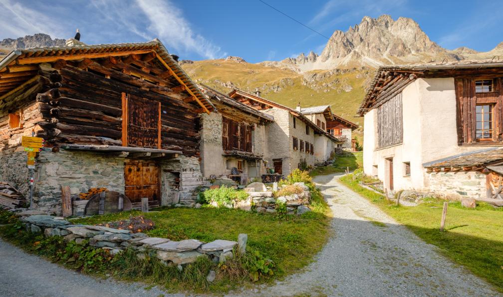 Chris - stock.adobe.com - Le village de Grevasalvas le long du chemin de randonnée entre Sils et Maloja, Alpes, suisse - Saint-Moritz et Bernina, joyaux alpins - 3