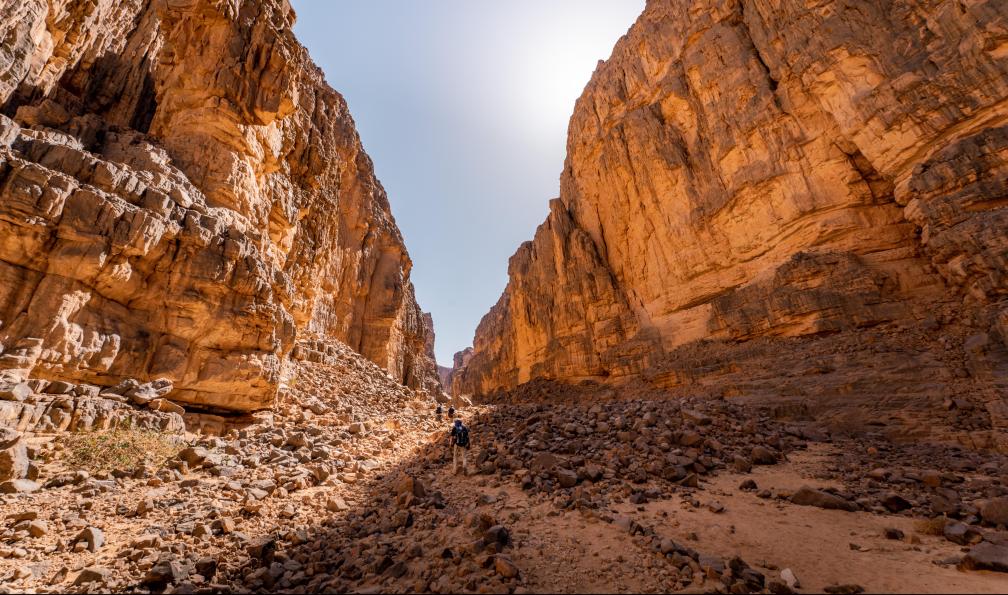 Lafrasse - Michael - Randonneurs en plein cur du Canyon pour l'ascension du plateau de Tassili n'Ajjer, Algérie - Au coeur du Sahara préhistorique - 5