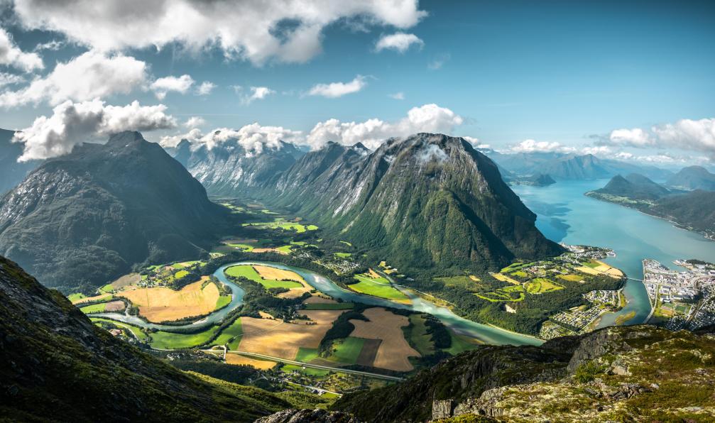 Timmy - Adobe Stock - Vue sur les montagnes et sur les fjords, Romsdalseggen, Norvège - Randonnées au coeur des fjords - 4